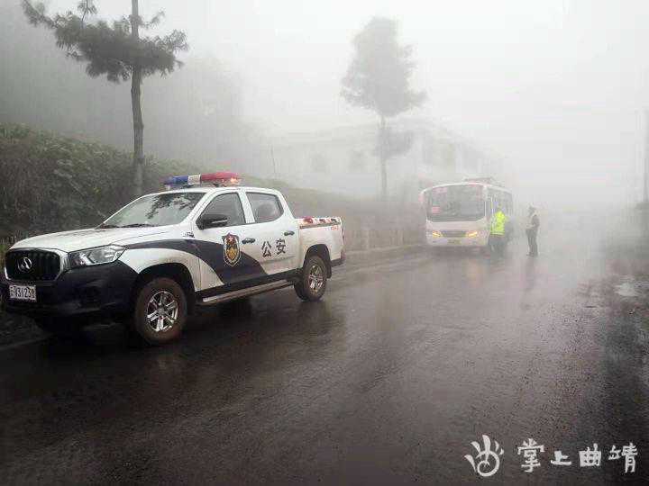 持续低温雨雾天气突袭宣威，驾车需谨慎