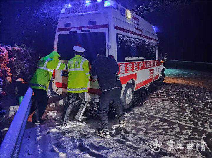 宣威迎来强降雪天气，交警一夜无眠“浴”雪奋战保安全