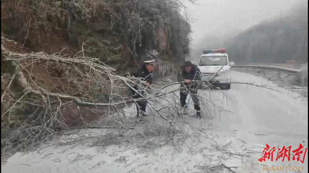 凤凰县：战低温天气 保全城平安