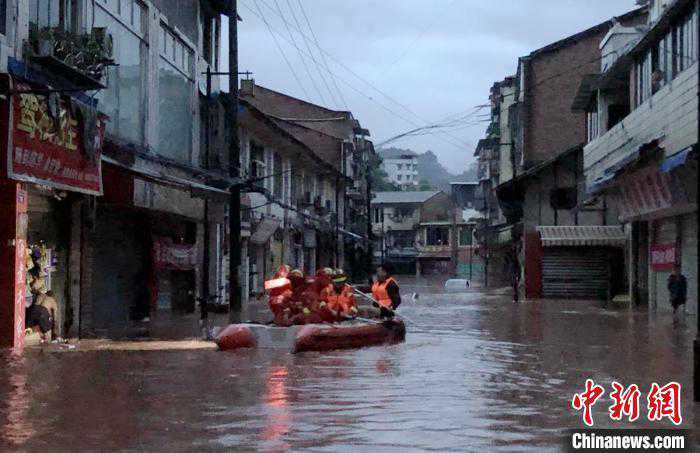 四川冕宁泸州等地遭遇强降雨天气紧急转移万余人