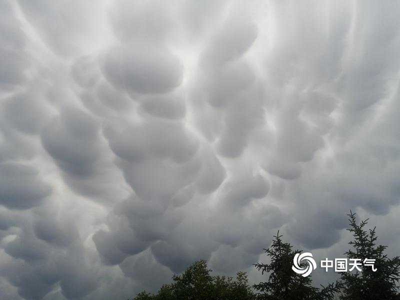 甘肃华亭强对流突袭 天空惊现乳状云