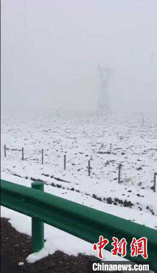 青海玉树清水河出现罕见降雪天气