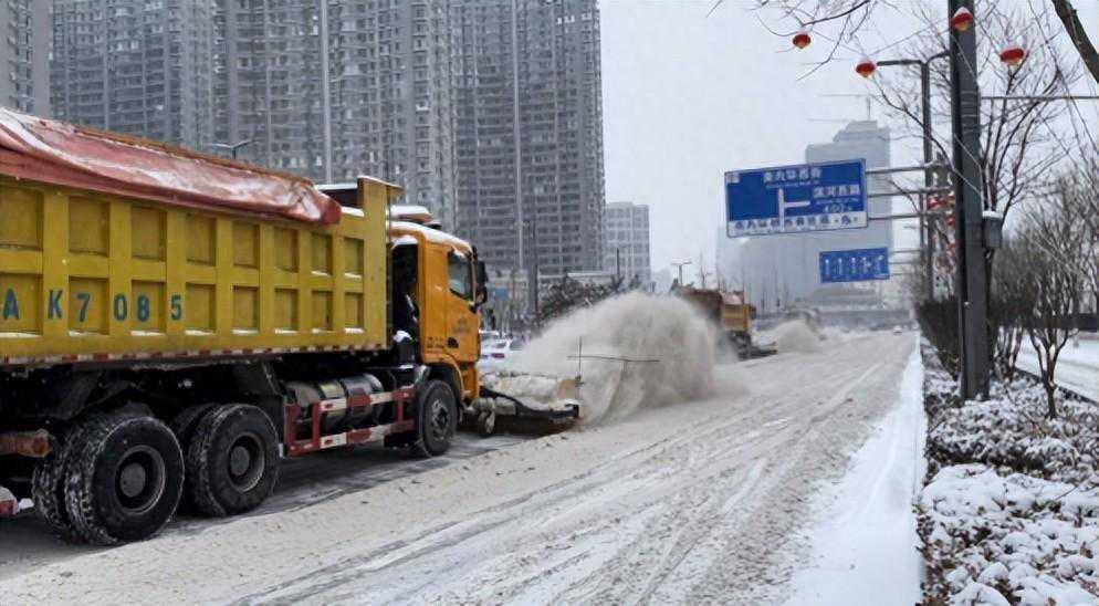 太原市万柏林区：凝心齐上阵 除雪保畅通