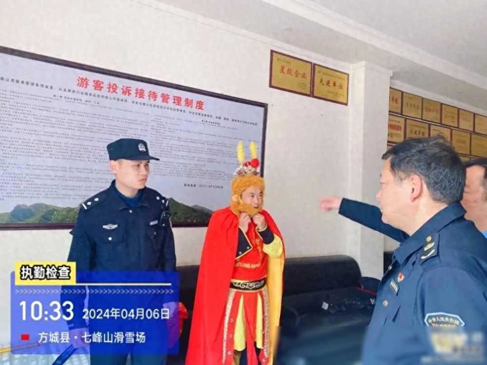 “铜人”拉游客合影并索要费用，景区通报：非景区安排，属个人行