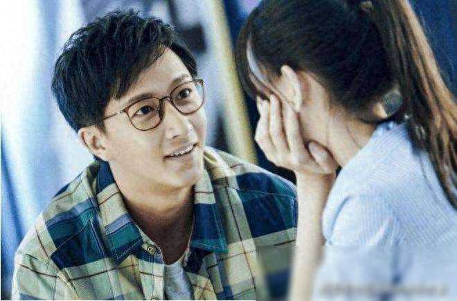 偷偷喜欢你的男人，才会向你发出这4个“信号”，别再傻傻错过了