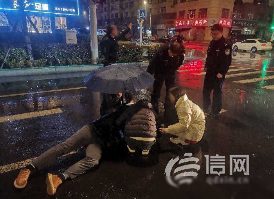 办案途中偶遇事故城阳民警雨中对伤者紧急施救送医