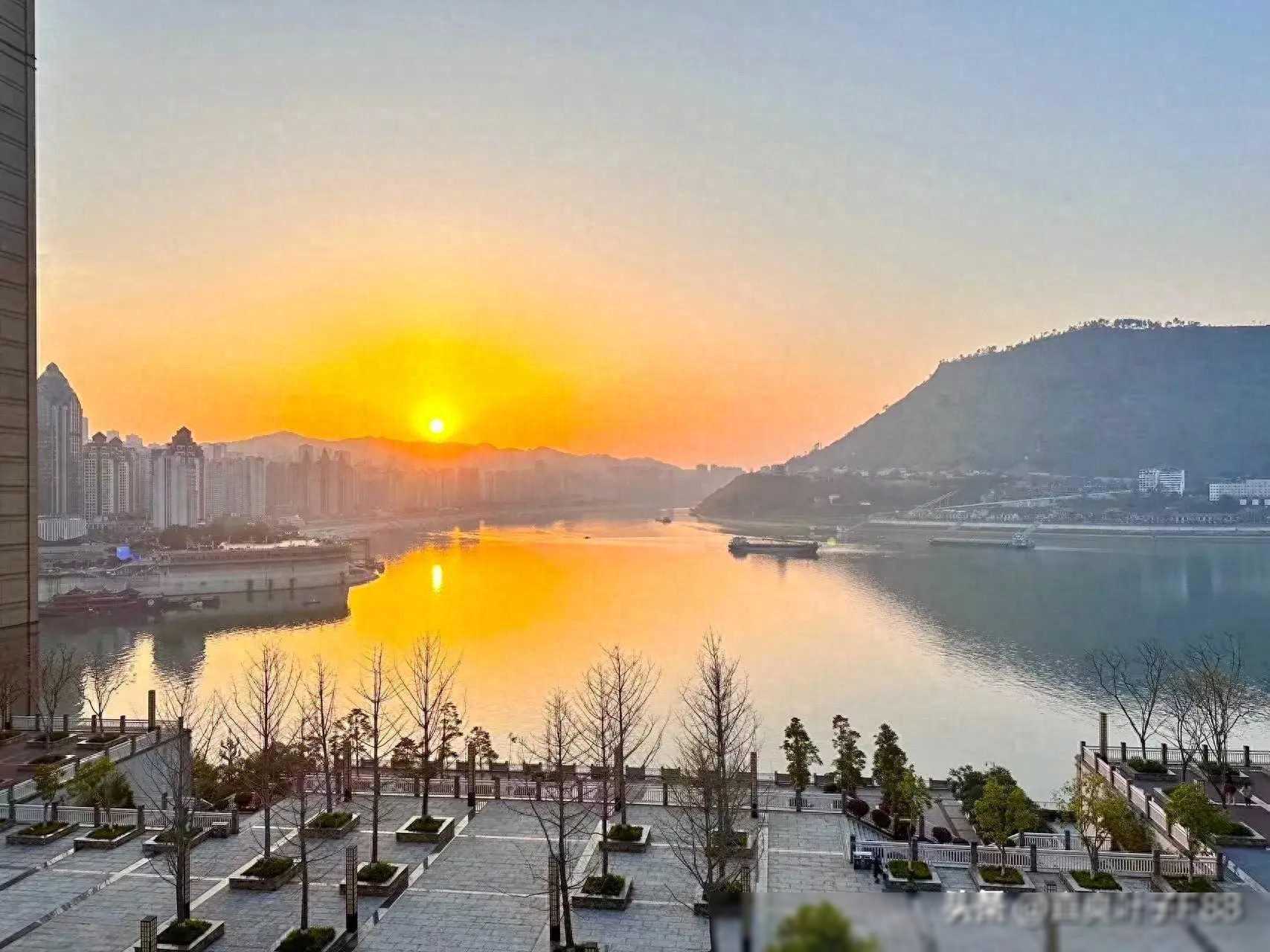 丈夫为给小三一个家，对妻子冷暴力，原配离婚后直接把他送了进去