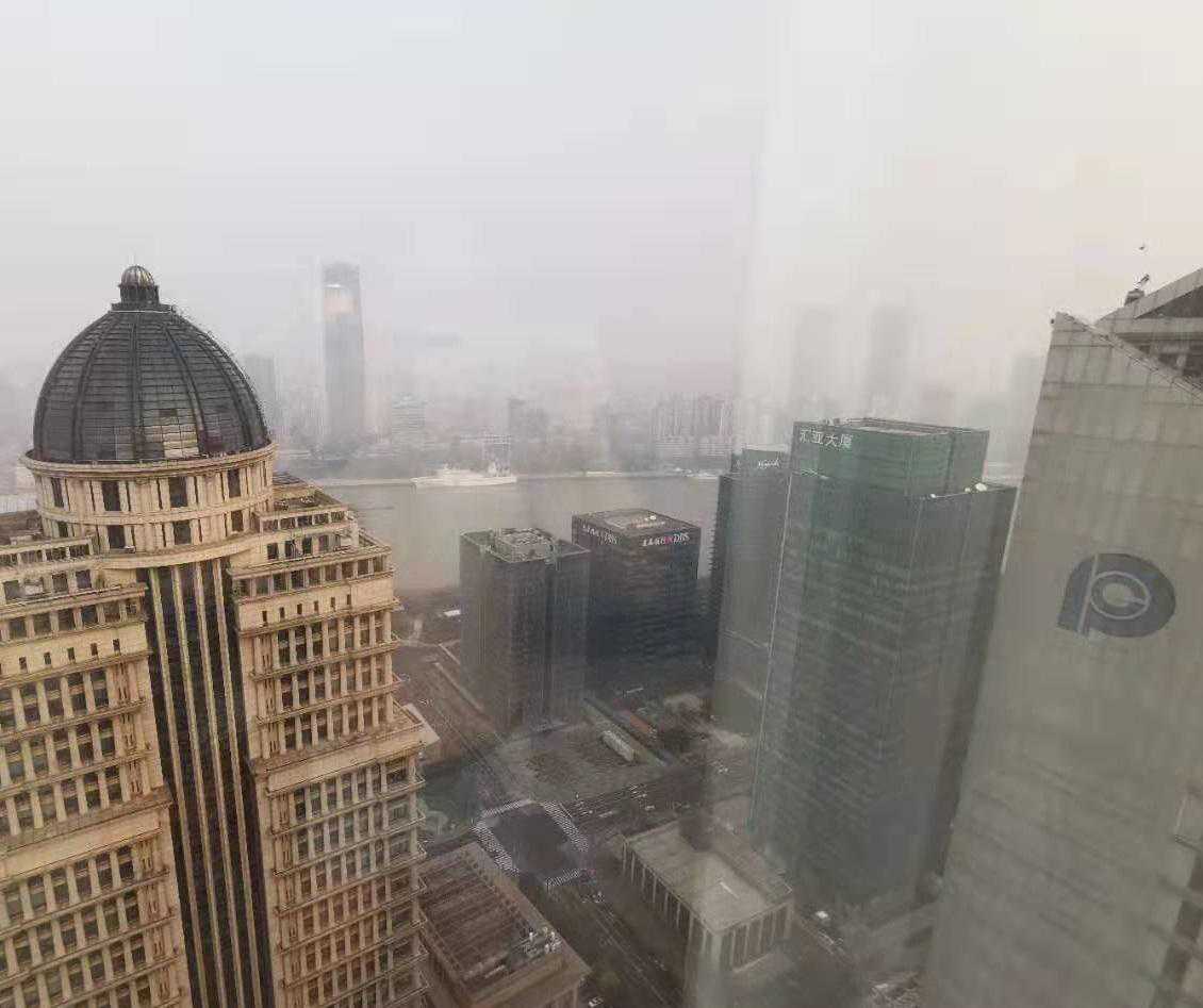 上海市近期雾霾严重，笼罩整个陆家嘴，甚至超过了北京冬季的雾霾