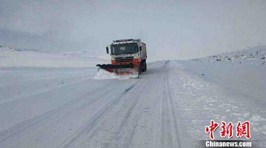 新疆巴仑台“公路人”抗击大雾风交雪 全力保障道路通行
