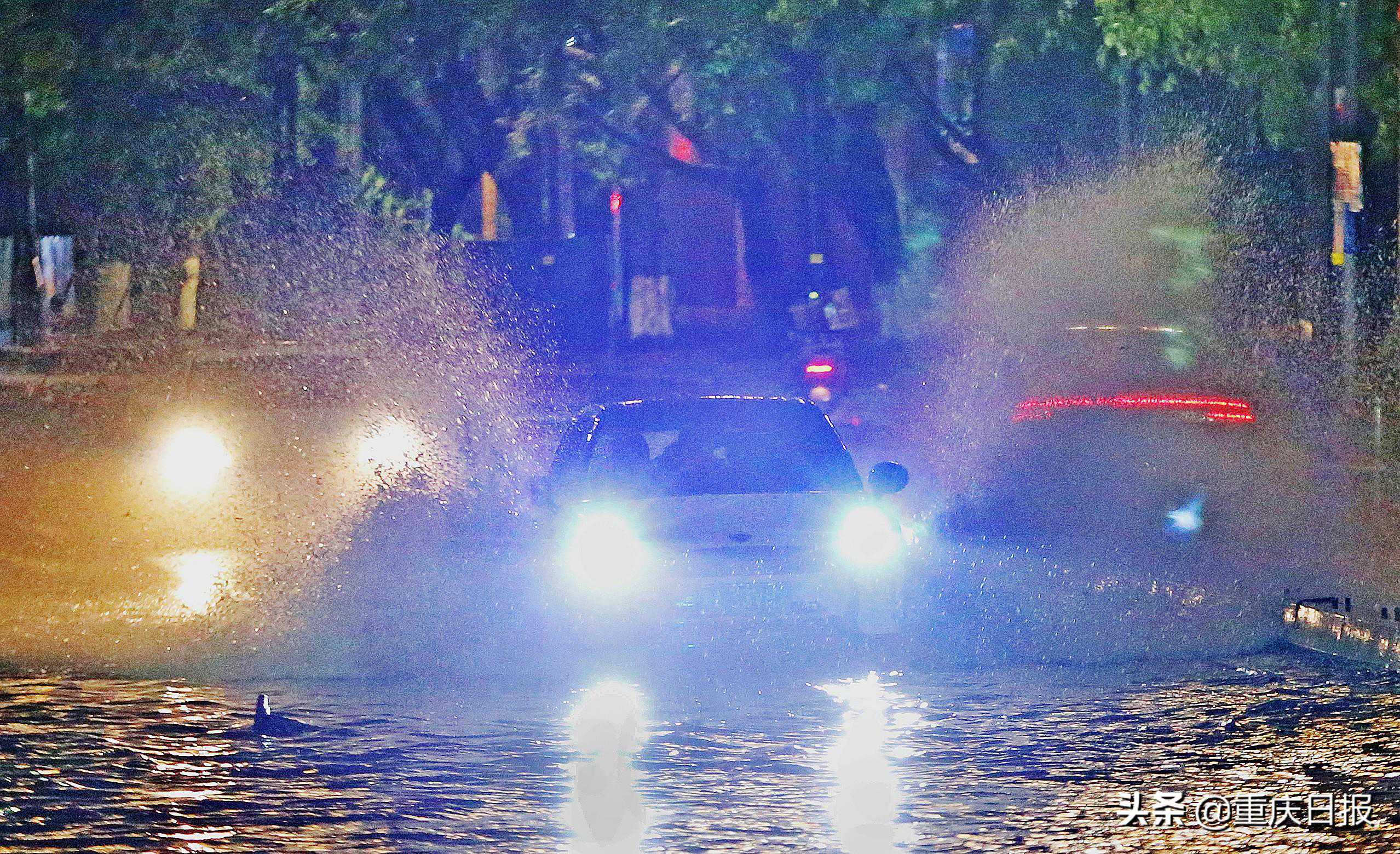 图片新闻 | 昨晚（11日）重庆60个雨量站达暴雨3个区县局部风力达11级