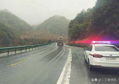 即时路况！宝鸡太白小雨天气，212省道秦岭路段雾大，注意缓行
