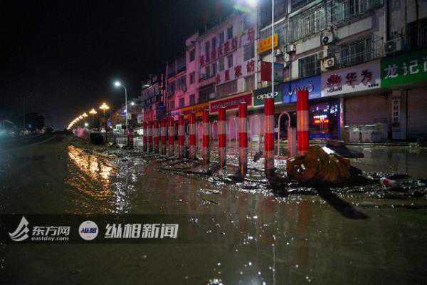 多图还原7日晚间内涝退去后的歙县：主干道无明显积水，仍可见零散水洼及淤泥