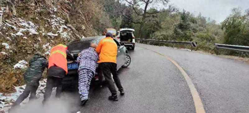 湖南沅陵县公路部门：全力应对低温天气 融雪除冰保畅通