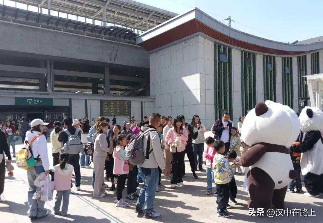 清明假期佛坪旅游人气旺：踏春赏花，畅游老街，看大熊猫……