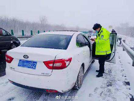 【战严寒 护平安】严寒中，那抹暖心的“警”色 各地公安机关全力抗风雪战疫情