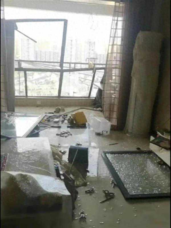 多人被吹落坠亡，堪比台风的陆地大风是如何形成的？