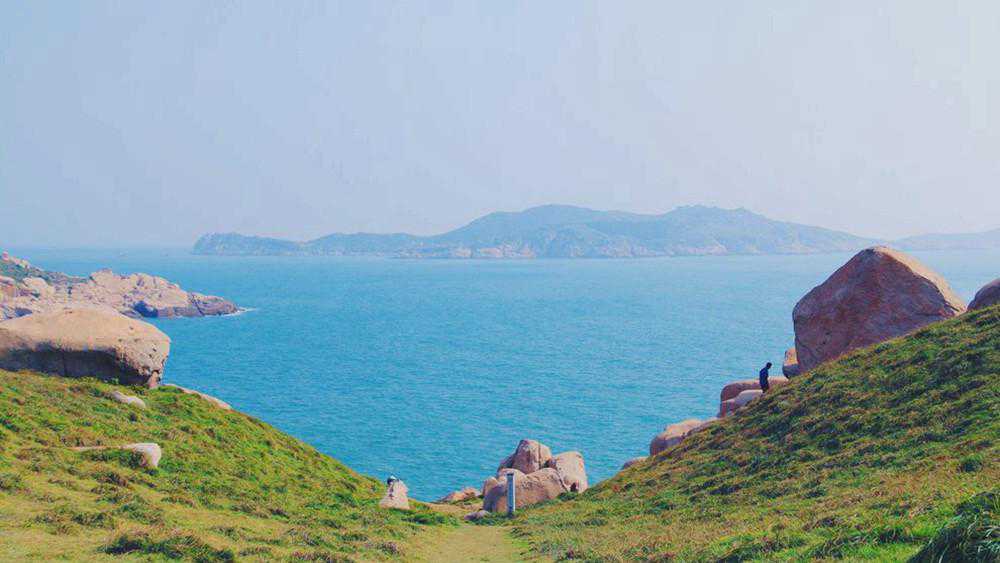 广袤的东海海面上漂浮着无数苍翠的小岛而其中绝奇幻的一个 南麂岛