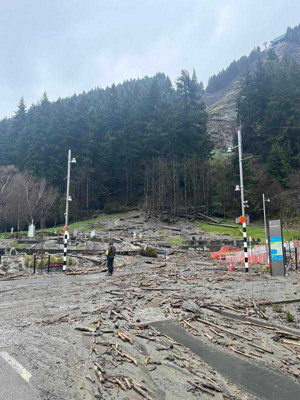 紧急警报：新西兰南岛皇后镇进入紧急状态，暴雨引发洪水