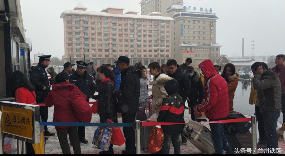 “天马”故乡武威站，大雪天气下迎来客流高峰