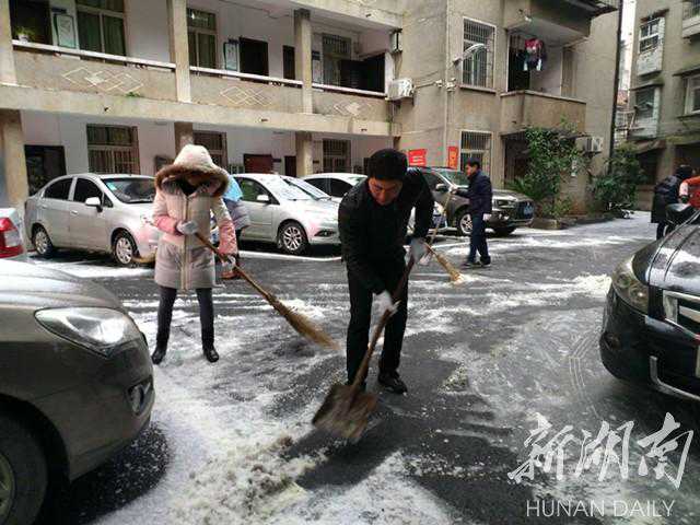 全面动员全员上阵 岳塘区积极应对冰雪天气