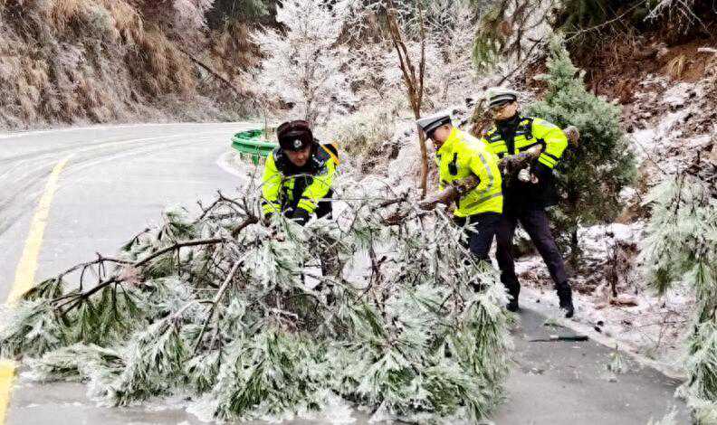 太湖县六条举措推进雨雪冰冻天气道路交通管理