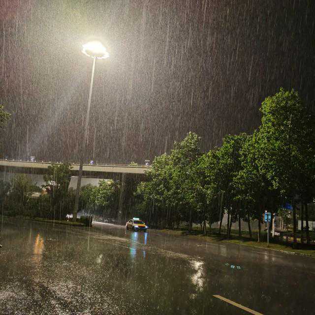明后天气“剧情”升级！下列地区暴雨来袭，这个春天要“冻”人？