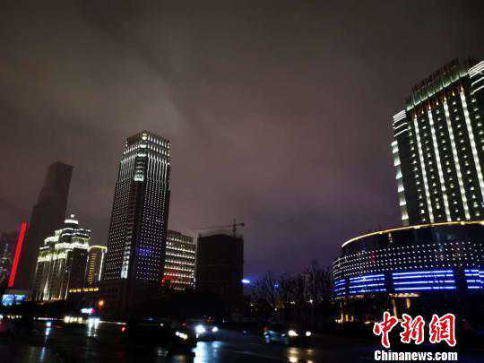 江西现罕见持续阴雨寡照天气 市民开启“花式吐槽”模式