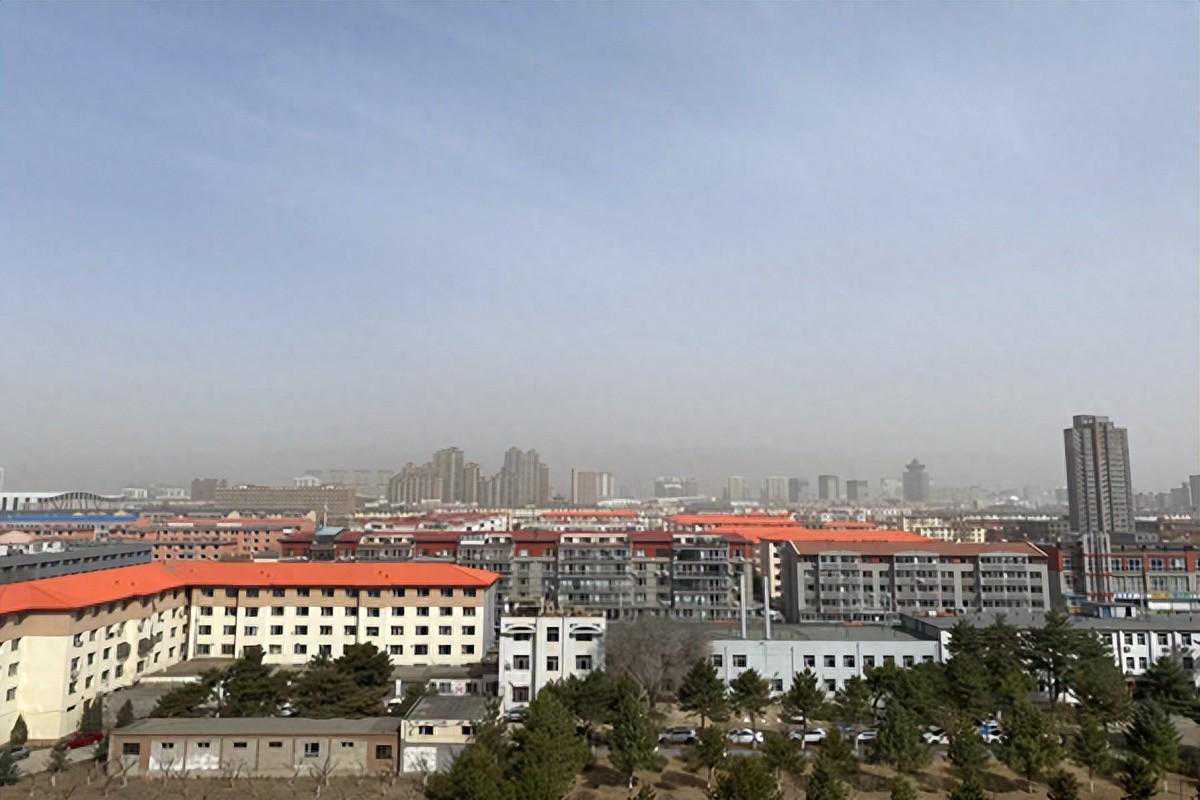 今日内蒙古大风持续 多地伴有沙尘天气 出行做好健康防护
