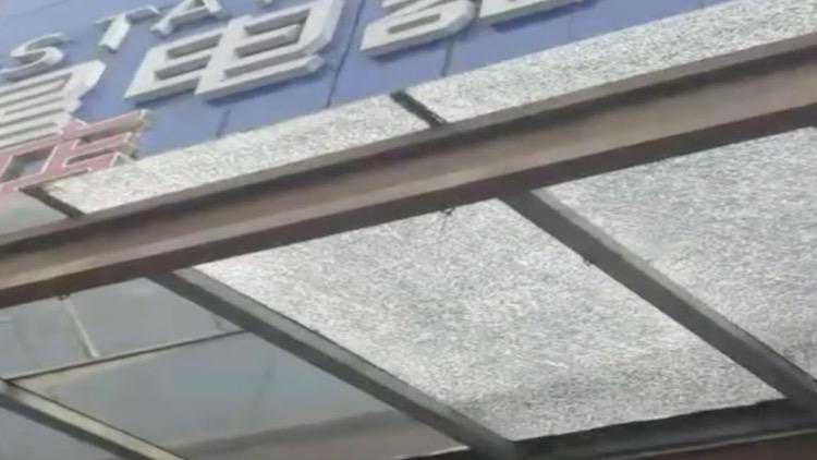 玻璃炸裂掉落砸伤路人 8月大男婴满身是血！商场：天气太热了