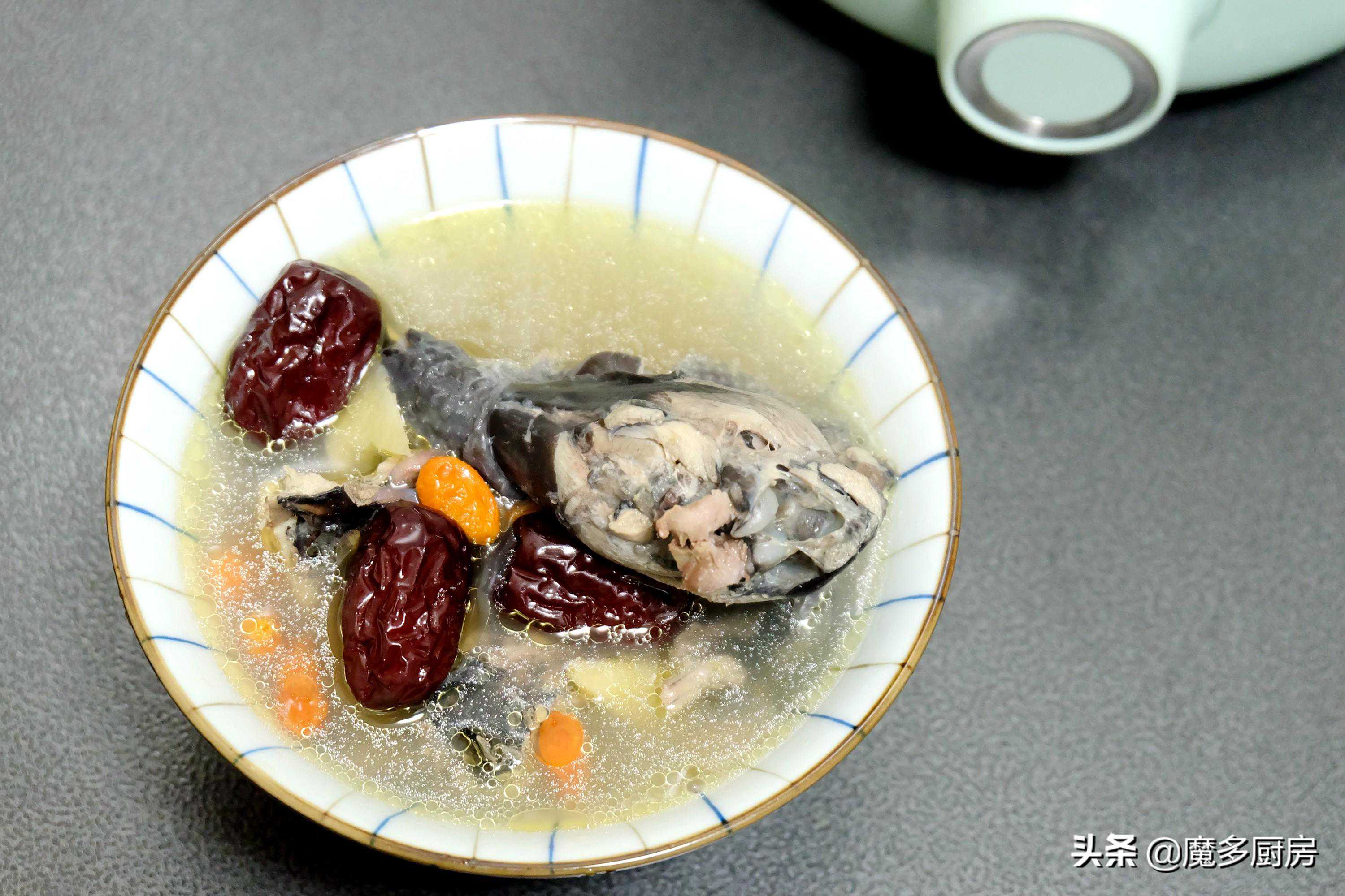 天气寒冷身体虚弱，来一碗鲜美的红枣乌鸡汤吧！汤鲜味美做法简单