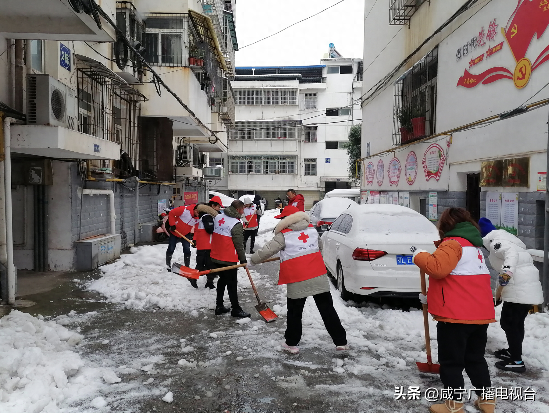 【防范应对新一轮低温雨雪冰冻天气】以雪为令齐上阵 铲雪除冰庆元宵