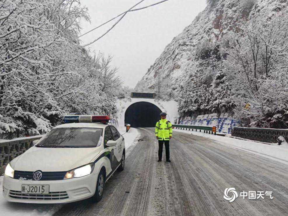 陕西延安延川县出现明显降雪 多部门联动全力保畅行