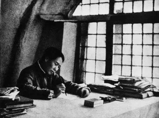 1927年：毛泽东拿起枪上山打游击