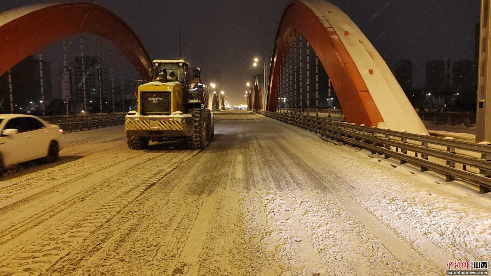 太原市杏花岭区：清雪除冰不眠夜 “保驾护航”战风雪