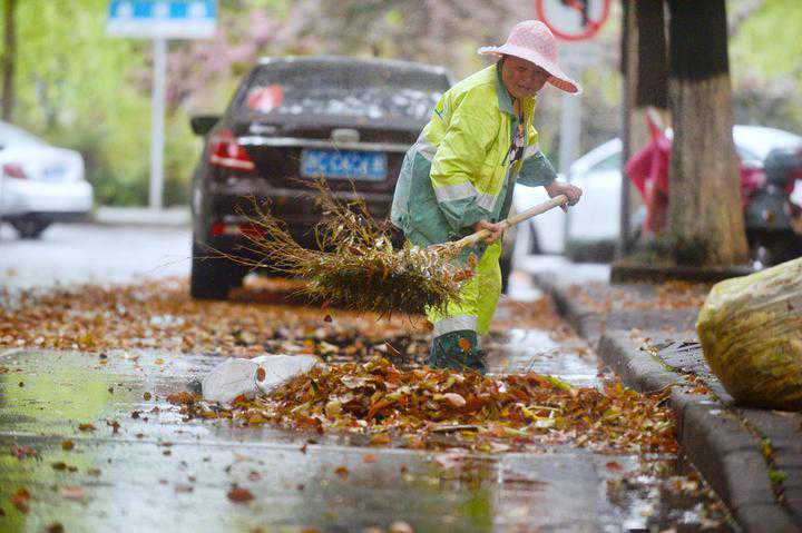 伴随着大风大雨，桐乡气温狂降17℃