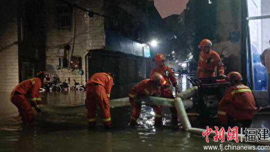 强降雨致厦门一处城中村内涝积水 消防闻“汛”而动