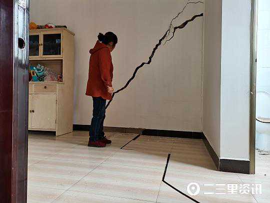 房子开裂一天比一天严重，居民急盼快把雨污水引流走