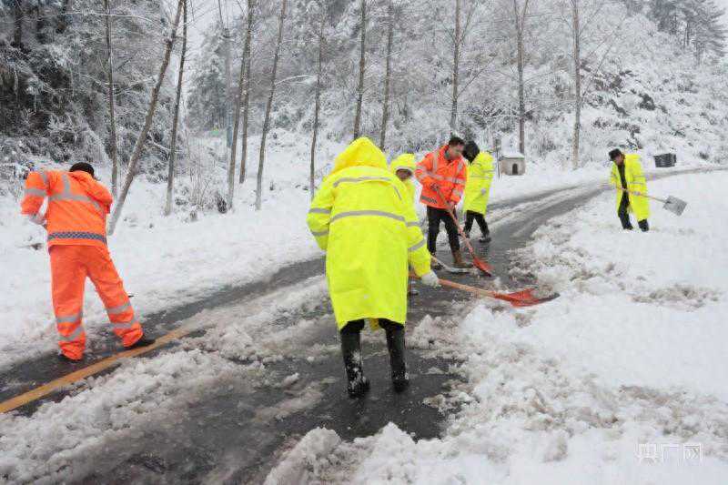 暴雪来袭|湖南麻阳：奋战209国道  铲雪保畅通